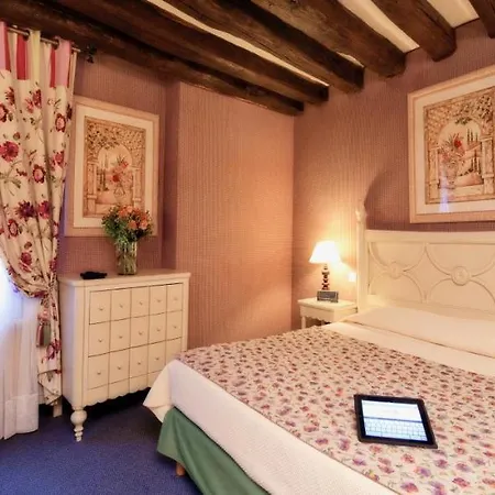 Hotel Beaubourg 3*